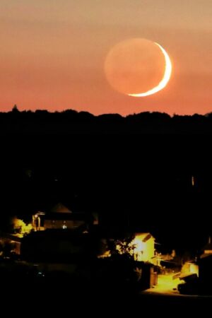 Coucher de jeune Lune âgée de 2,6 jours (©2021, Michel Vampouille, saplimoges)