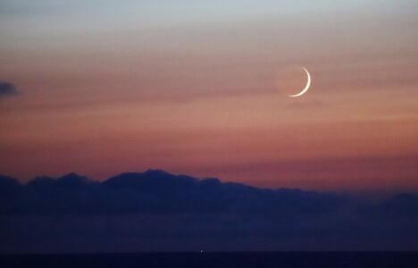 Coucher de jeune lune âgée de 2,3 jours (©2021, Michel Vampouille, saplimoges)  