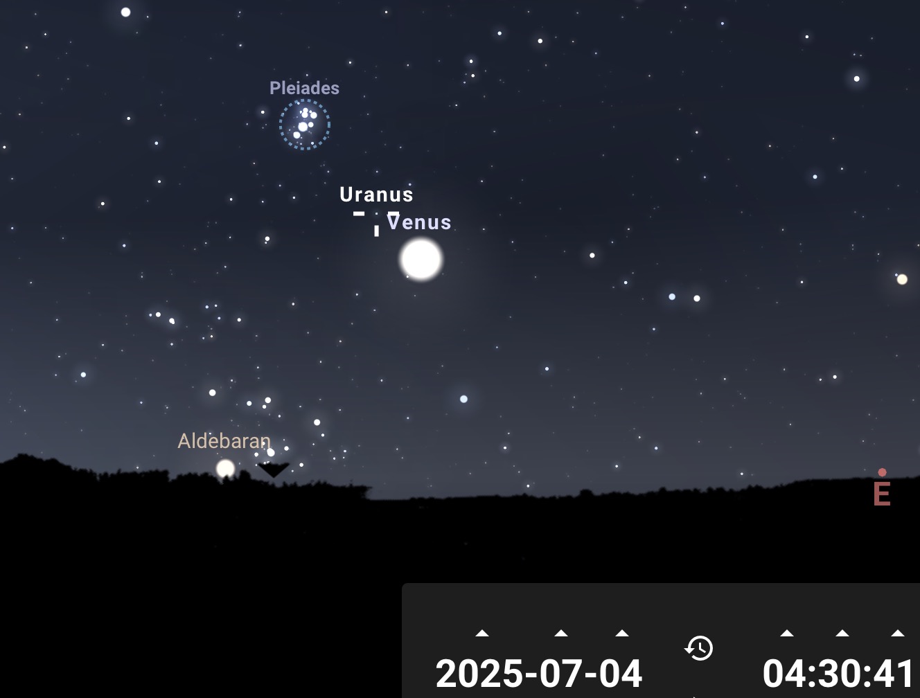 Le 04/07 au crépuscule, avec une paire de jumelles, observez le petit point d'Uranus entre Vénus et les Pléiades à 8° de hauteur au-dessus de l'horion est-nord-est.