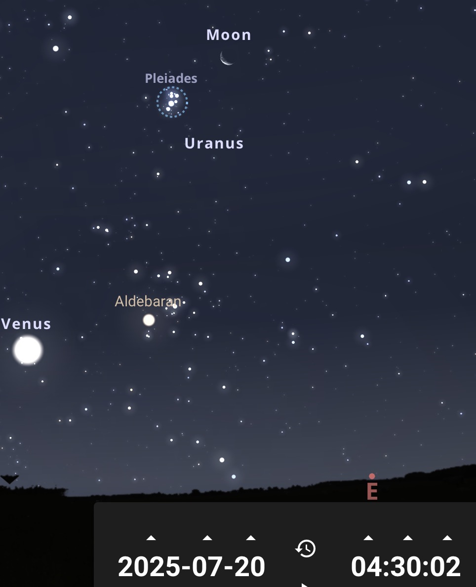 Vers 04h30, admirez les Pléiades et le beau croissant lunaire !