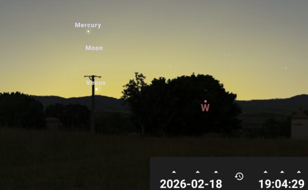 Le 18 février au crépuscule, Vénus et Mercure encadrent le jeune croissant juste au-dessus de l'horizon ouest-sud-ouest.