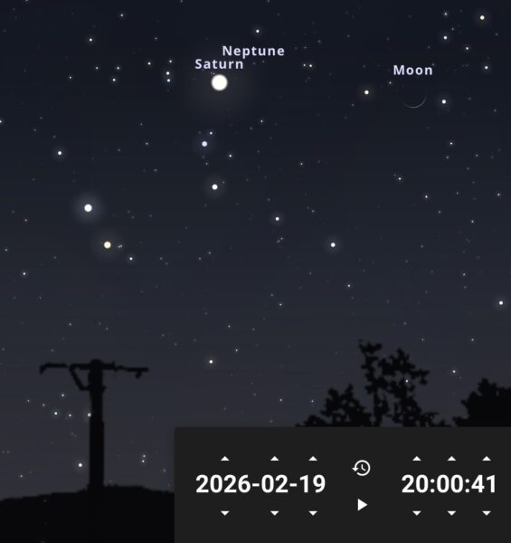 Conjonction entre Saturne et la Lune (séparation apparente d'environ 4°, à environ 9° de hauteur au-dessus de l'horizon ouest).
