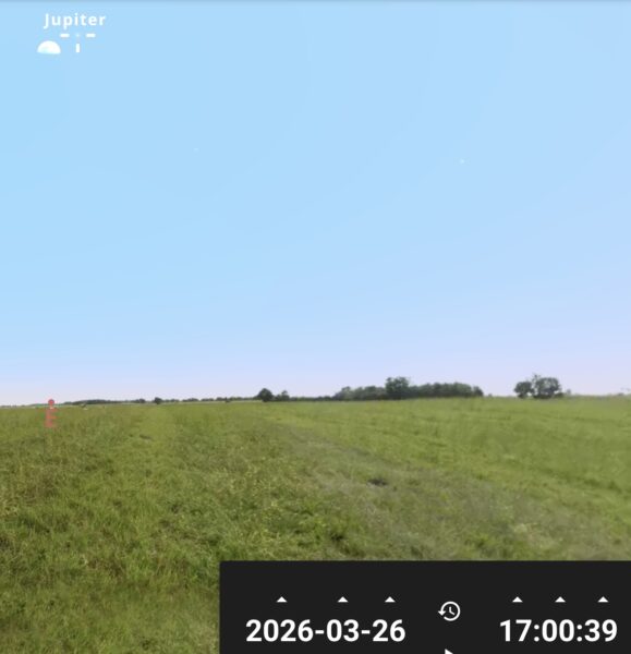 Lors de cette conjonction, le Soleil se situe à plus de 130° de distance apparente des astres, à l’ouest-sud-ouest.
