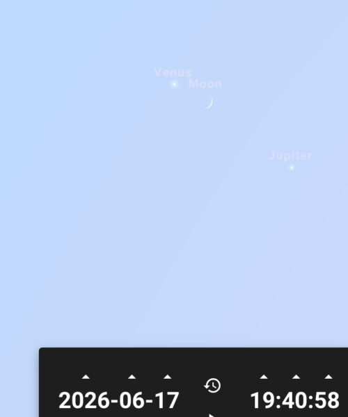 La Lune et Vénus en plein jour à 44° de hauteur au-dessus de l’horizon ouest-sud-ouest.