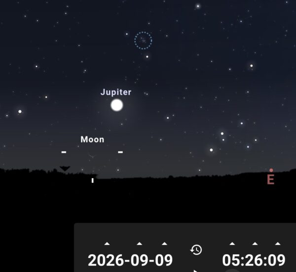 Lune de 5% de surface illuminée et Jupiter. M44 est au bout de cette ligne  droite imaginaire avec la Lune et Jupiter.