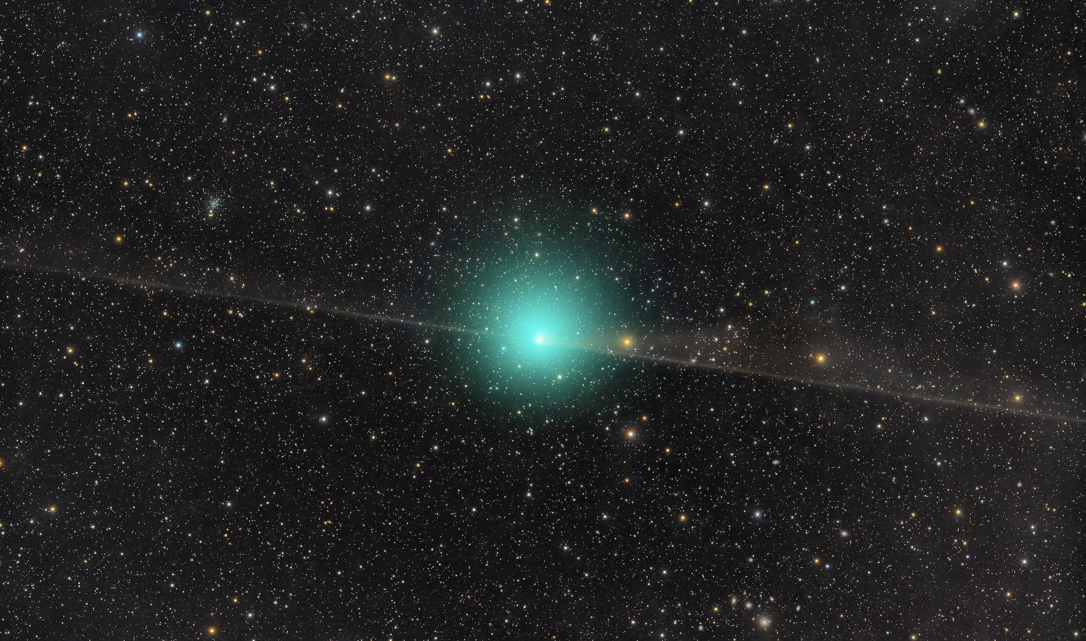 Depuis la Californie, aux Etats Unis, Dan Barlett a fait cette magnifique image de la comète le 26 juillet 2026. La queue de poussière est bien visible. Il a utilisé un Celestron RASA 11’ et deux caméras : asi6200mmP et asi6200mcP. Un total de 2,8 heures d’empilement et traitement avec PixInsight et Comet Photometry Tycho-Tracker.