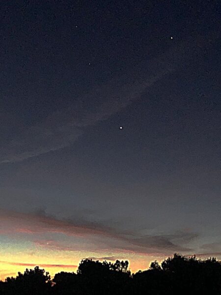 Le premier des quatre matins que le jeune Nicolas, petit fils de 16 ans de Michel Vampouille, a essayé de photographier Mercure était le plus fructueux : il a réussi à faire une photo de l'alignement de Jupiter, Vénus et Mercure ! On voit bien Mercure dans les couleurs roses des nuages du 24 août 2025 à 06h10. A cause de sa proximité avec le Soleil, Mercure est une cible difficile, il faut réunir l'emplacement du photographe, la période de l'année, de la persévérance et beaucoup de vigilance à l'arrivée du Soleil ! Bravo, Nicolas !