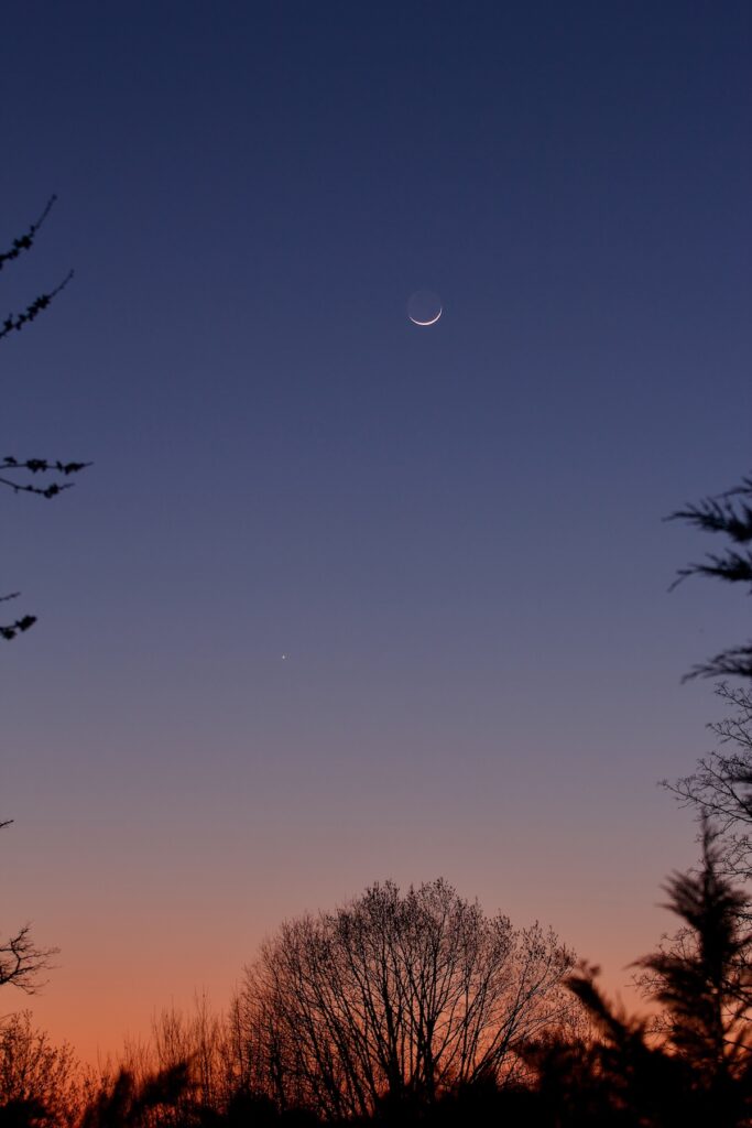 Cette belle image de la Lune et Vénus a été prise par notre adhérent José-Esteban Fernandez la nuit du 20 mars 2026 à Verneuil-sur-Vienne. Il a utilisé un boîtier 600D sur tépied et un objectif 70-200mm (à 70mm), ouvert à F/4,5. Vitesse de la prise de vue : 1/2 sec et sensibilité 100 ISO. A 19h50, la superficie de la Lune était illuminée de 4% et la lumière cendrée était magnifique ! Bravo !