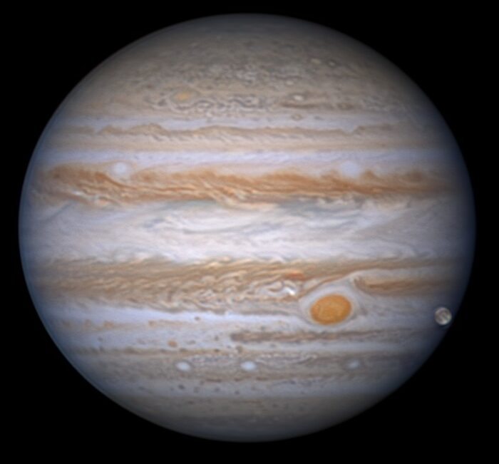 Depuis les Philippines, Christophe Go a immortalisé Jupiter et la plus grande lune du Système solaire : Ganymède. Il a utilisé un Celestron 14 et une caméra QHY5III585C.