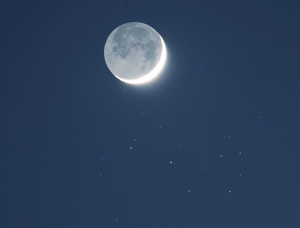 Et voilà notre satellite naturel près de l’amas des Pléiades pour notre grand plaisir ! Avec une illumination de 8%, la Lune et sa belle lumière cendrée ont été capturées par notre adhérent José-Estéban Fernandez depuis Verneuil-sur-Vienne. Il a utilisé un Canon 600D et un objectif de 200mm de focale, f/4 d’ouverture pendant 2 secondes et 400 ISO de sensibilité. Très poétique !