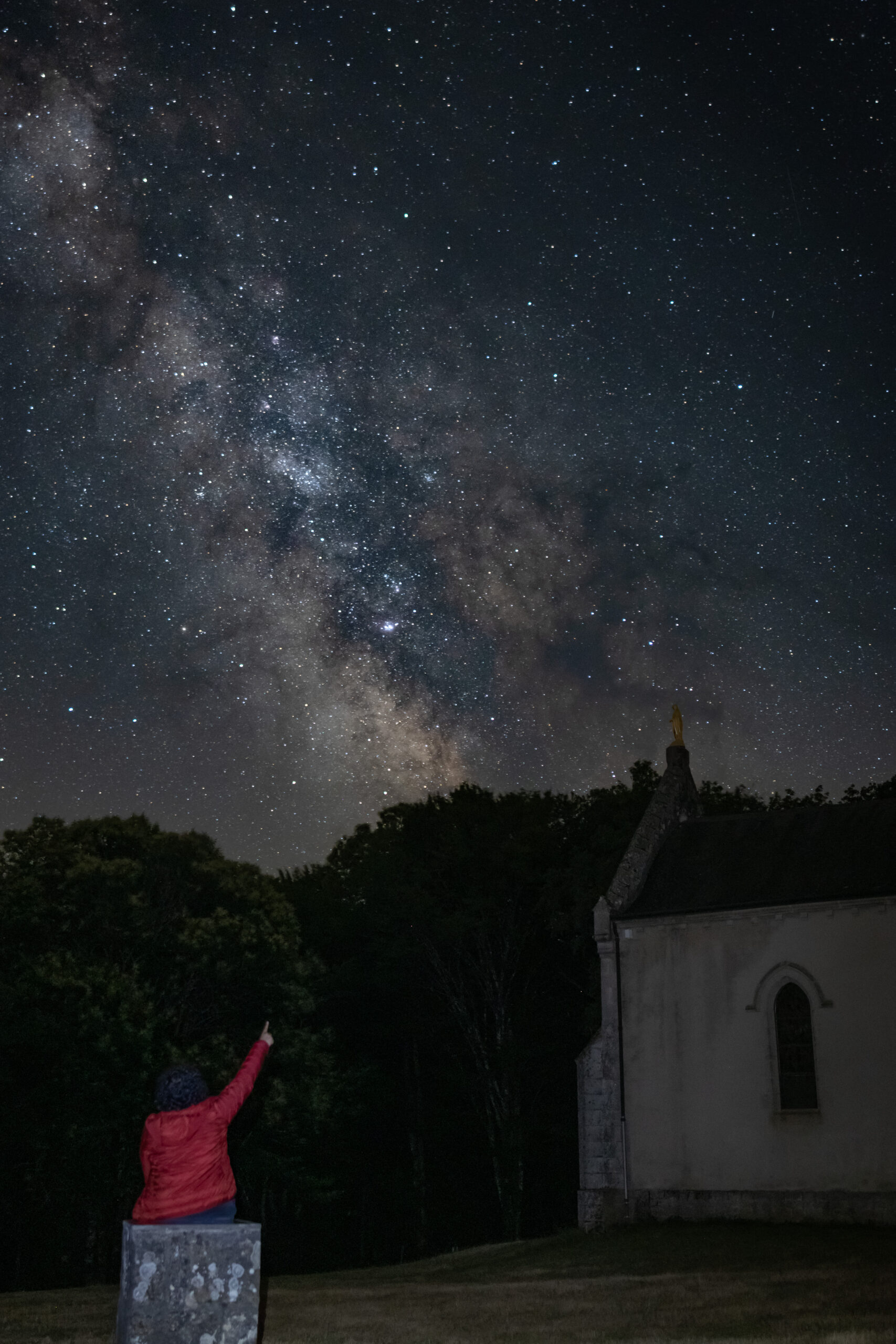 Voie lactée par Flora Charbonneau Voici une belle image de la Voie lactée prise par Flora Charbonneau au mois de juin à Vaulry, en Haute Vienne.
Elle a utilisé un Canon 90D avec un objectif de 24mm ouvert à F/1.4 et une sensibilité de 1000 ISO. Pose de 13 secondes et traitement fait avec Lightroom.