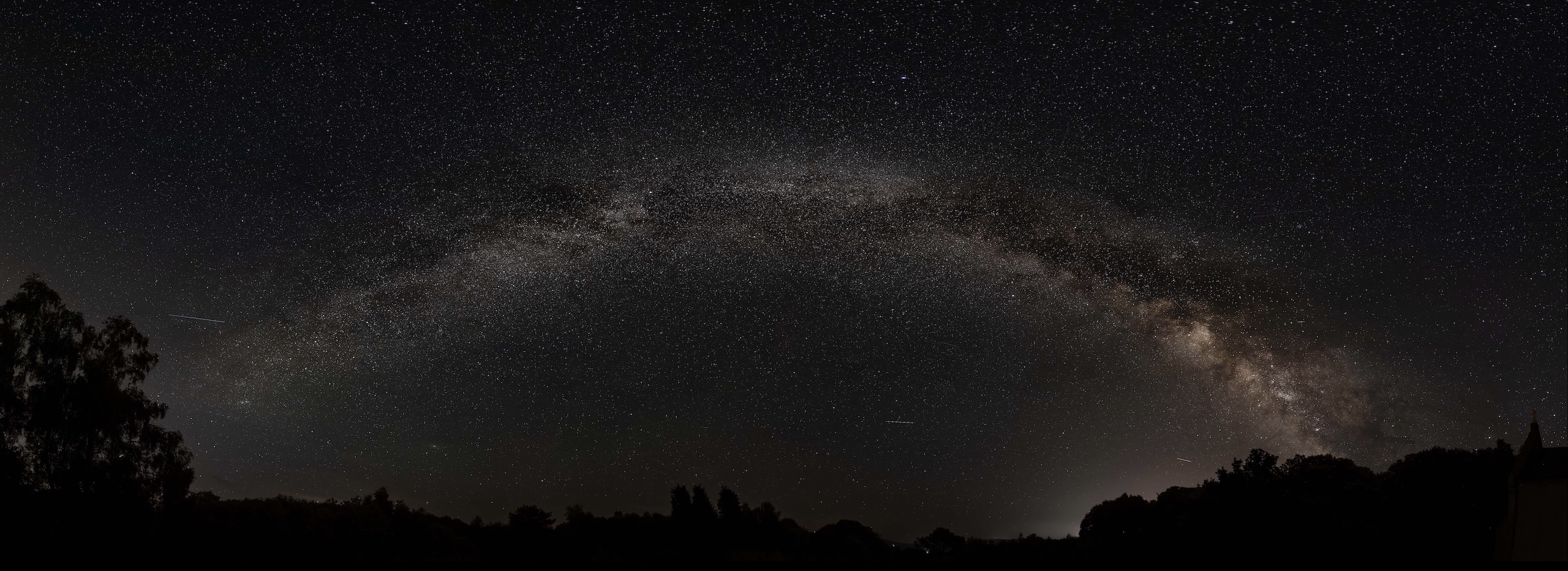 Cette superbe mosaïque de la Voie Lactée a été réalisée par la compagne de Florian Roger, un membre de notre association. Les photos ont été prises à la chapelle de Vaulry, en Haute Vienne pendant l’été 2025. Elle a utilisé un boîtier Canon 90D sur trépied, un objectif de 24mm ouvert à f/1.4. C’est une juxtaposition de 31 tuiles et un temps de pose de 10 secondes à 1000 ISO pour chaque tuile. 
N’hésitez pas à zoomer à luminosité maximale dans la photo, elle regorge de détails incroyables !
