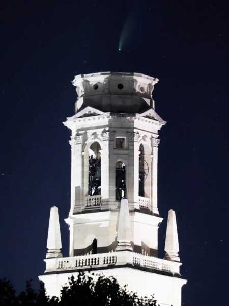 Une belle photo de la comète C/2025 A6 Lemmon parmi tant d'autres ! Alessandro Boggian l'a planifiée à l'avance et le résultat est réussi ! Pour la comète, il a utilisé un boîtier Canon 250D avec un objectif de 200mm ouvert à F/5.6 et a réalisé 10 images de 5s chaque à 3200 ISO. Pour la Cathédrale de Vérone (en Italie), il a utilisé le même boîtier, un objectif de 183mm ouvert à F/5.6, pose unitaire de 6sec à 200 ISO. 