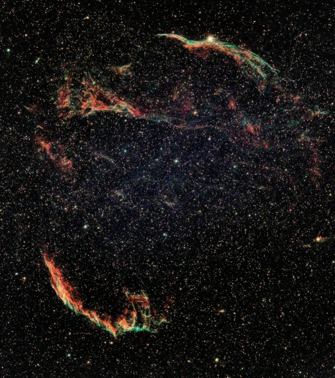 Une image très fine a été prise par Michel Tharaud depuis Aureil (87). Nous pouvons voir l'ensemble de nébuleuses des Dentelles du Cygne, dans leur constellation homonyme. 
Michel a utilisé un Vespera et 1h20 de pose.