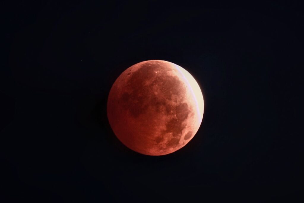 Une belle image prise par Michel Tharaud lors d’une éclaircie le matin du 28/08. C’est l'éclipse partielle de la Lune et à 06h12 - moment du maximum, entre deux nuages il a pu saisir l’instant magique au télescope Vespera.