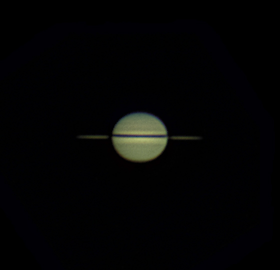 Une belle image inhabituelle de Saturne : on ne voit presque pas les anneaux de la planète ! En effet, leur faible visibilité est due à l’inclinaison de la planète sur son orbite autour du Soleil. Les anneaux sont vus de profil. 
Sur cette image, le trait noir qui "coupe la planète en  deux"est l’ombre des anneaux sur l’atmosphère de la planète. Bravo à Florian Roger, qui a fait une vidéo avec sa caméra ZWO ASI 224 MC et son télescope Newton 200/1000 sur monture HEQ5 et a empilé 3000 images.