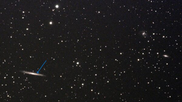 Voici une image prise le soir du 07 mai 2026 par Michel Tharaud. Le bout de la flèche montre la supernova récemment découverte dans la galaxie NGC 5907. Il a utilisé un téléscope Vespera pour acquérir l’image, il a excentré volontairement la galaxie en question afin de montrer les deux galaxies voisines à droite de l’image. 